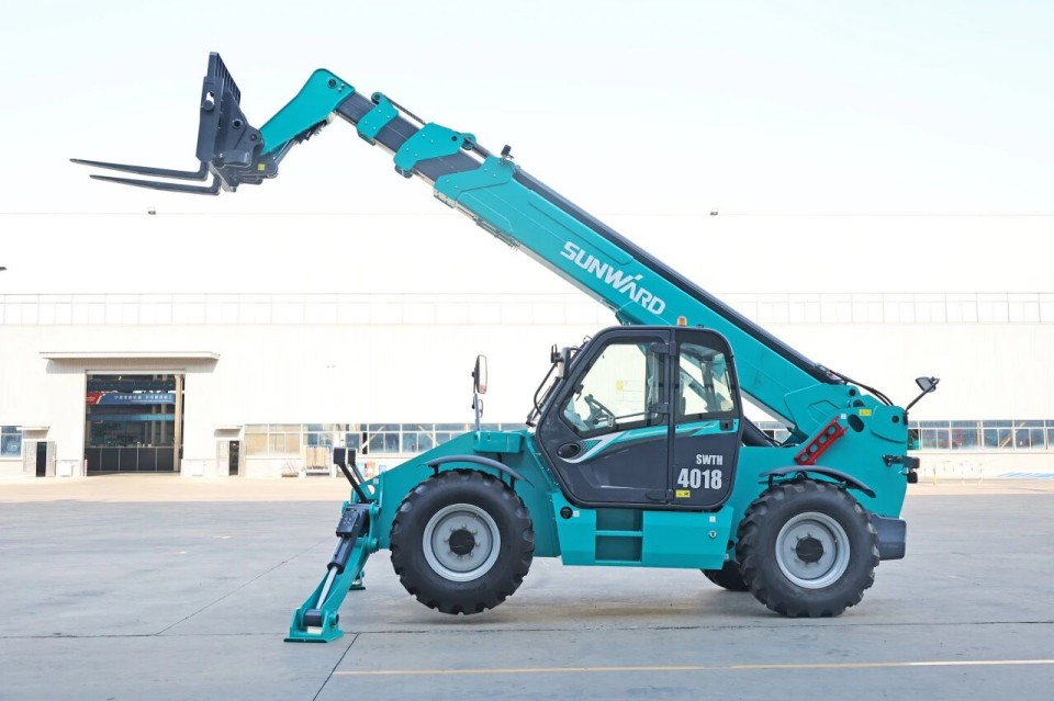 高端机型“双箭齐发”！ca888亚洲城智能两款伸缩臂叉装车成功下线