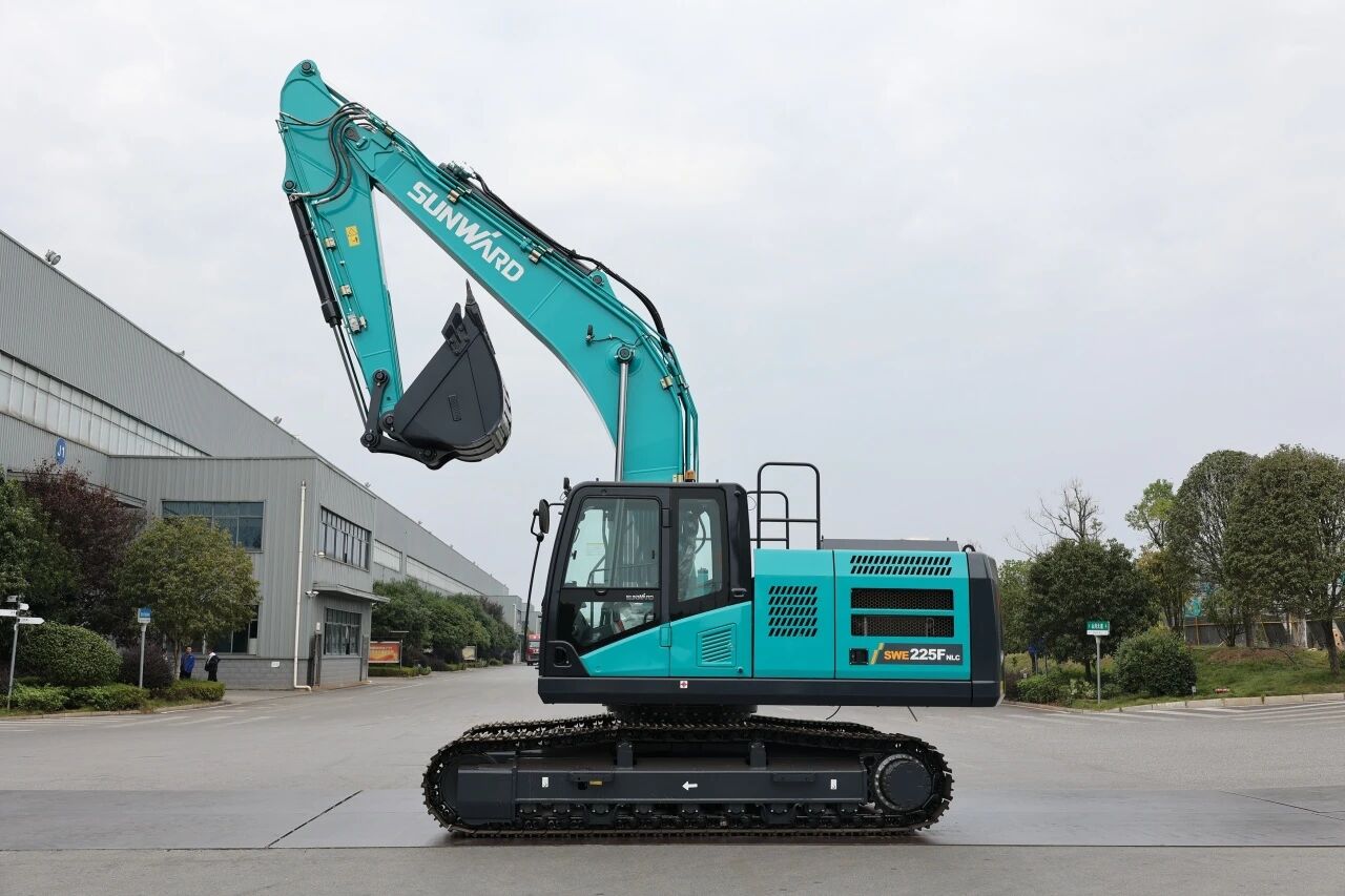 “双子星”闪耀！ca888亚洲城智能两款履带式液压挖掘机成功下线