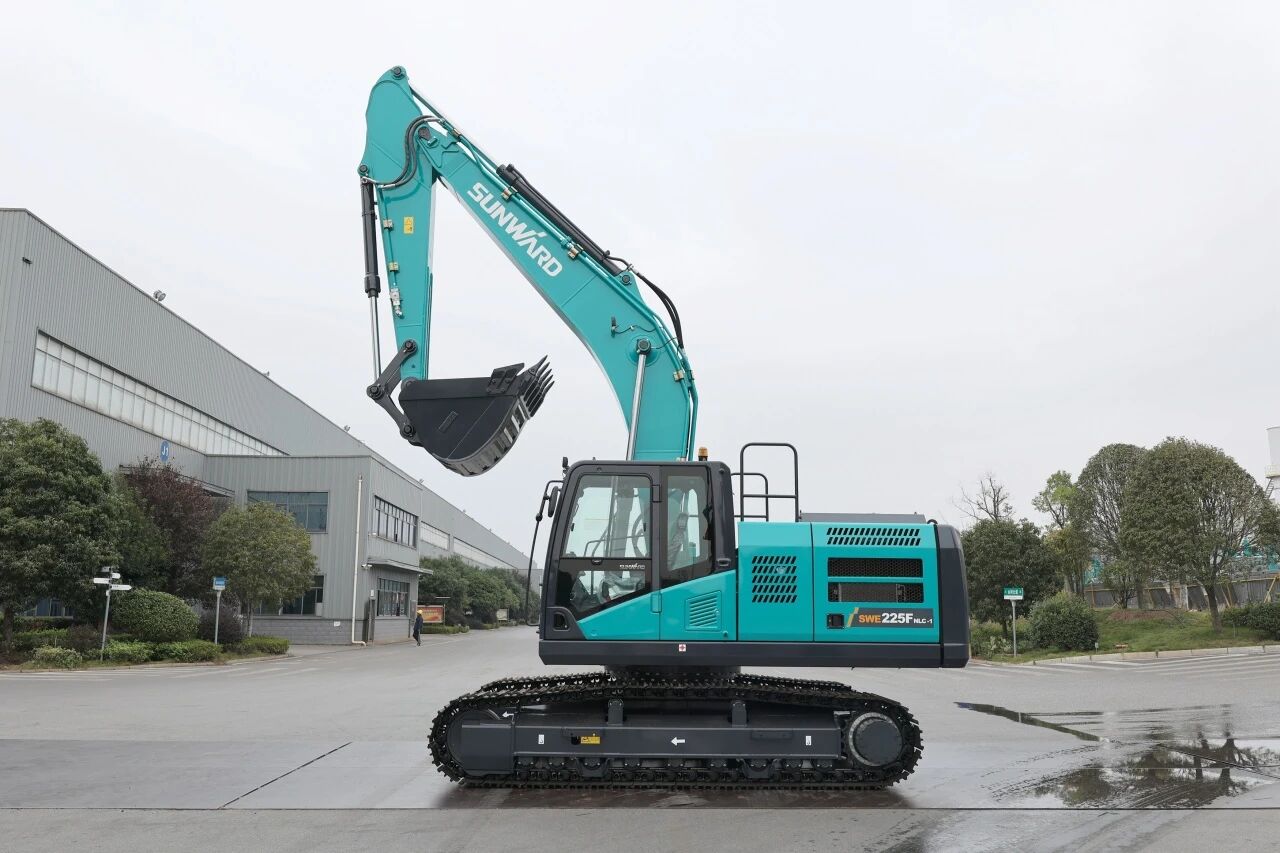 “双子星”闪耀！ca888亚洲城智能两款履带式液压挖掘机成功下线